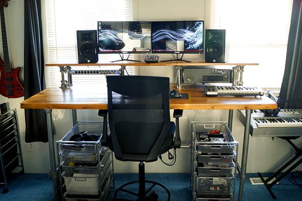 Choose the Right Size of Your Desk Design