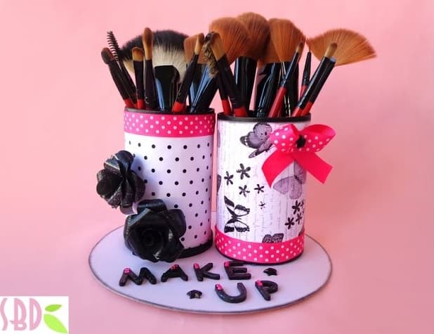 DIY Makeup Brush Holder From an Old CD