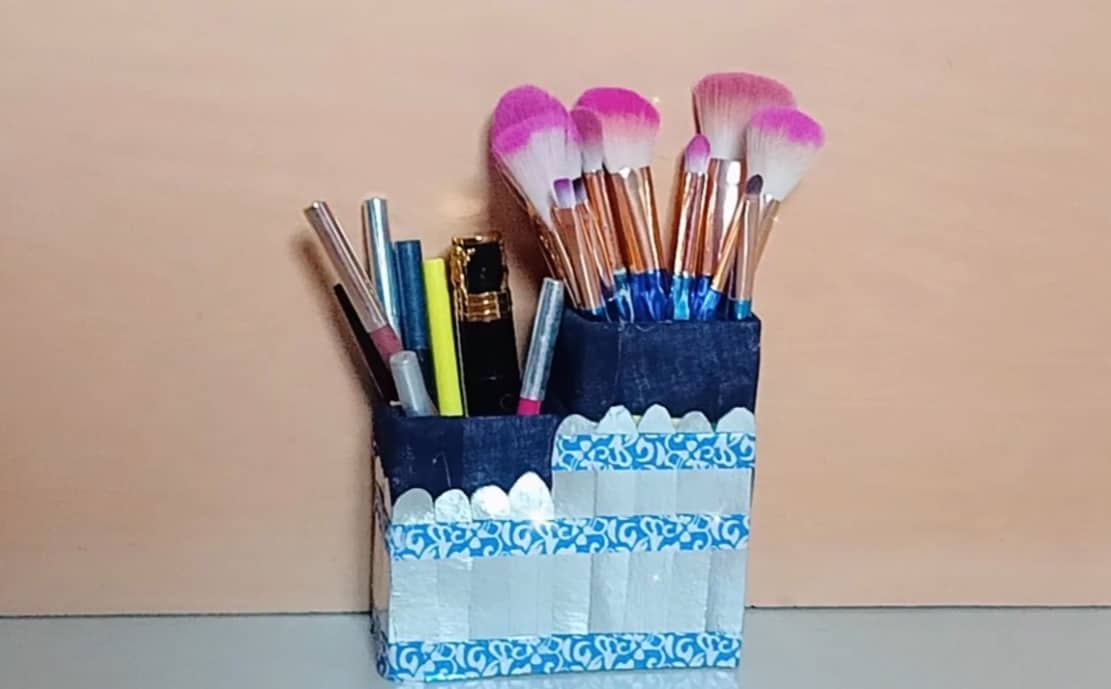 DIY Pencil Box Pop-Up Makeup Brush Holder