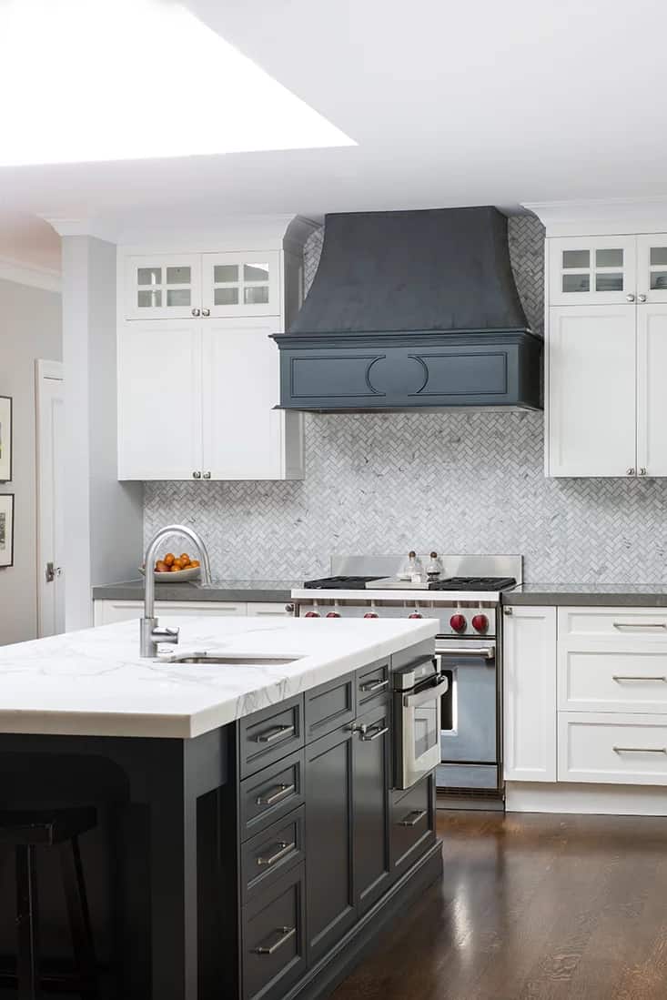 Modern Black and White Kitchen Decor