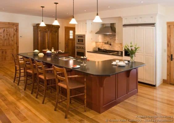 Traditional Kitchen Peninsula