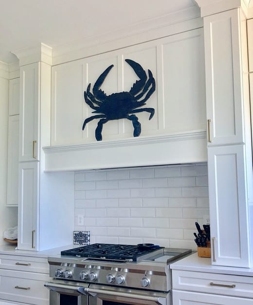 Best Coastal Kitchen Ideas With Art Works On The Wall