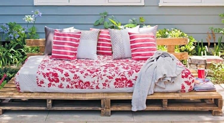 Diy Outdoor Daybed From Pallets