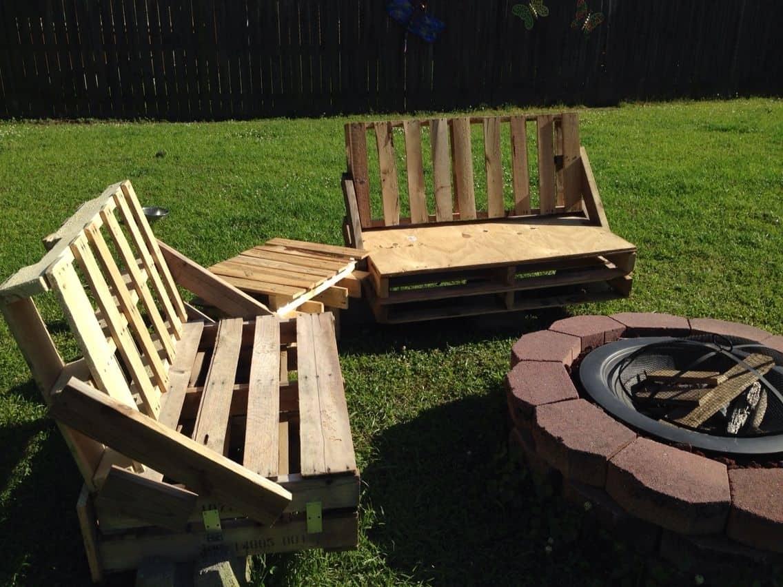 Pallet Benches Backyard Firepit