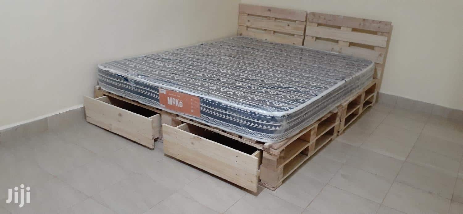 Use Pallets To Create A Rustic Storage Bed